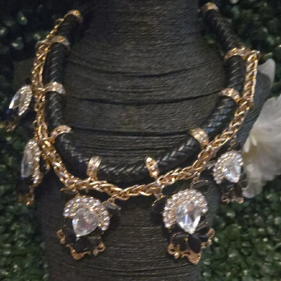 Elegant Gold and Black Women's Necklace - Picture 1 of 1